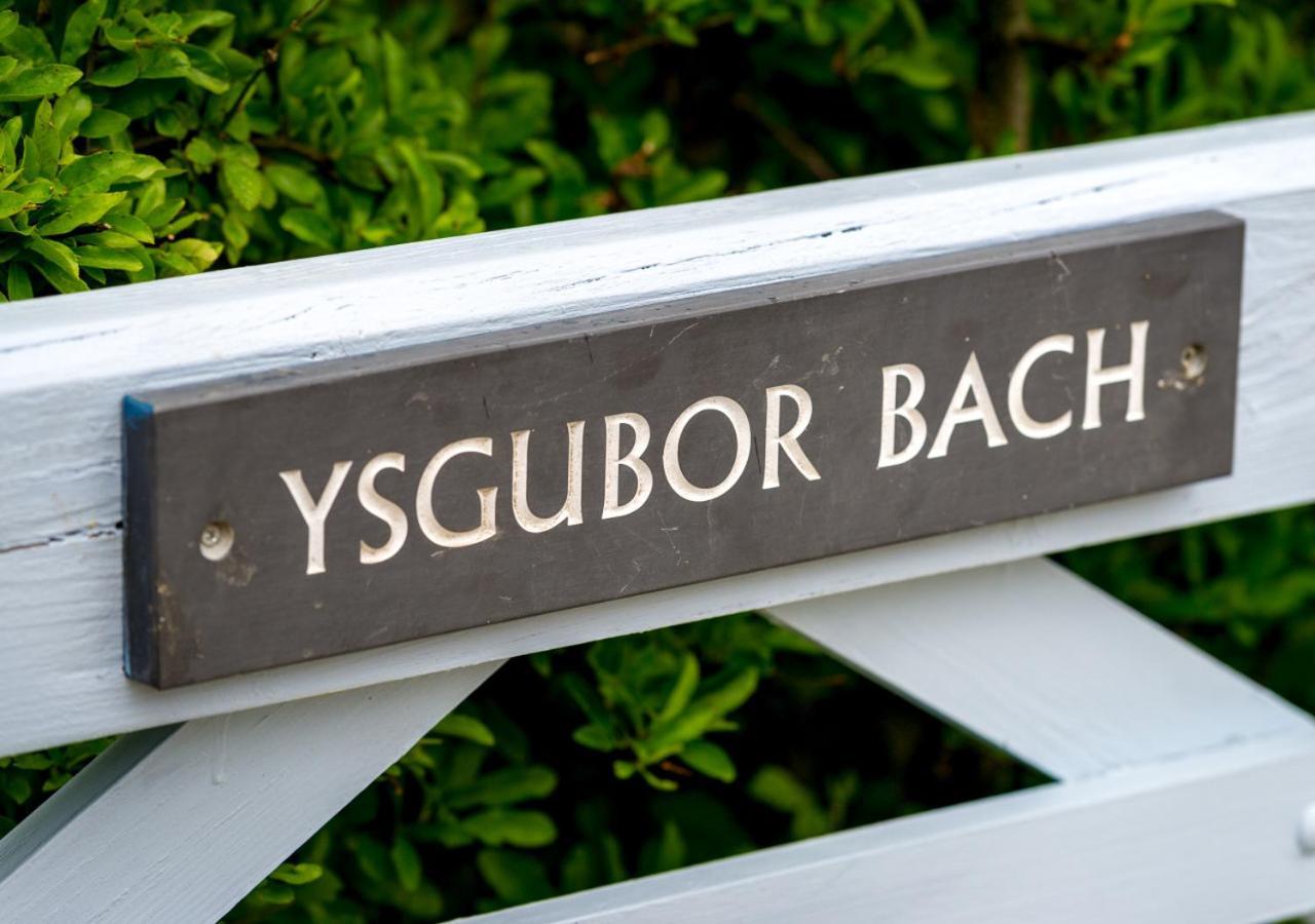Ysgubor Bach Villa Абърдарън Екстериор снимка