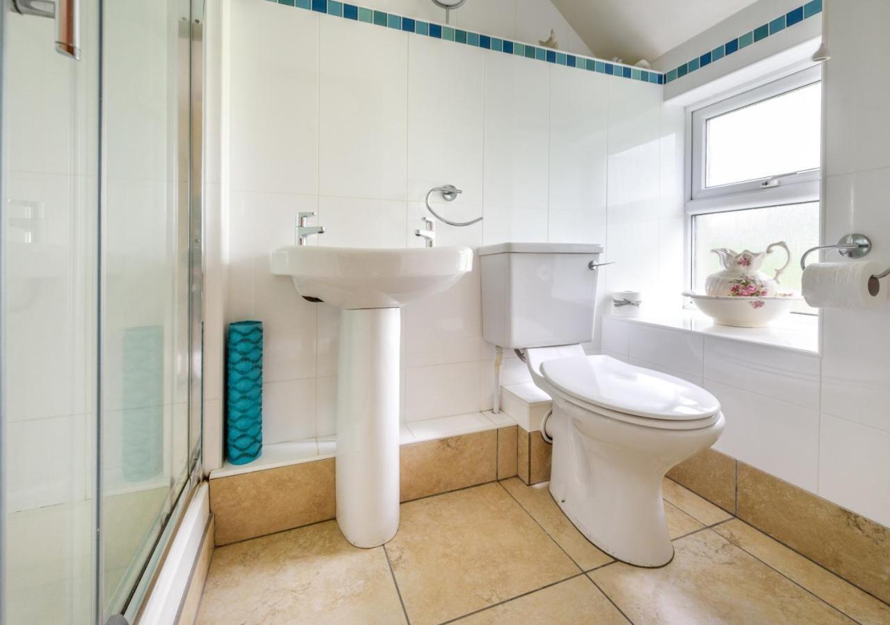 Ysgubor Bach Villa Абърдарън Екстериор снимка
