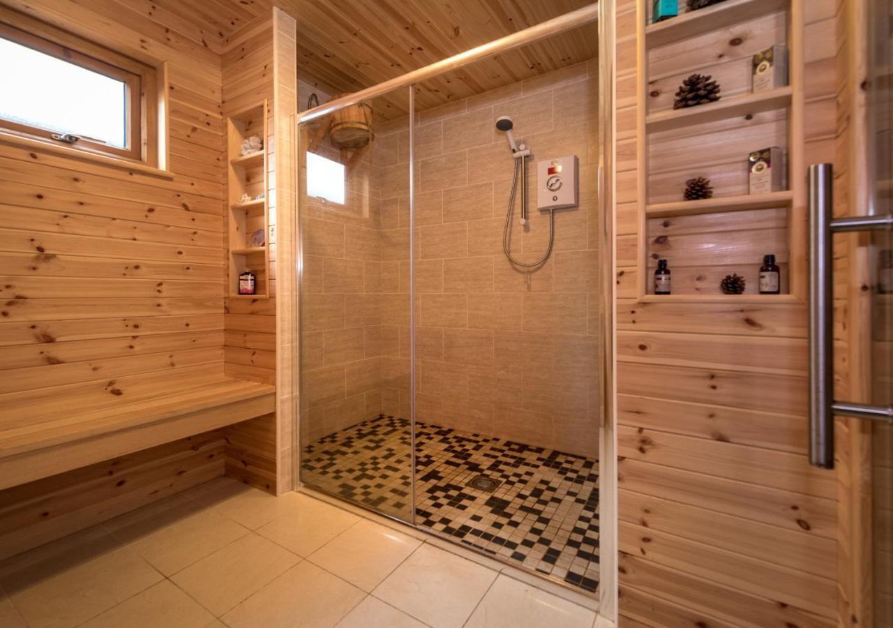 Ysgubor Bach Villa Абърдарън Екстериор снимка